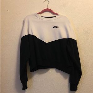 NIKE crop sweatshirt